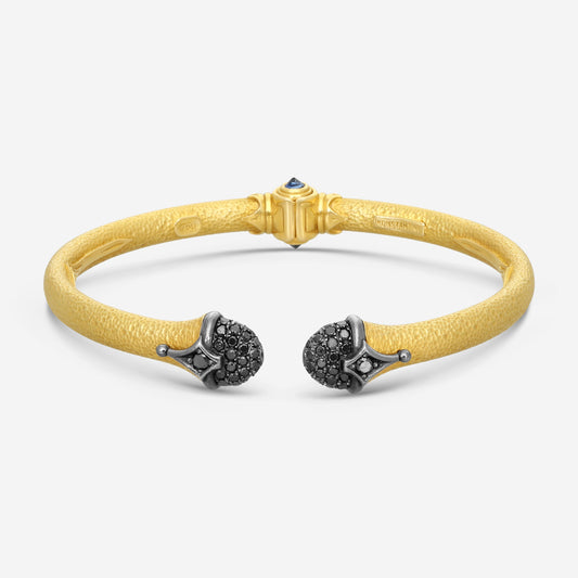 KONSTANTINO - "Callas" (Cuff) - 18K Gold Blk Diamond SAP Bracelet - BLK DIA: 1.26ctw.; SAP, 0.27Ct - BMK07058-18KT-509

Length: 6.5 INCHES
Retail $10,220.00